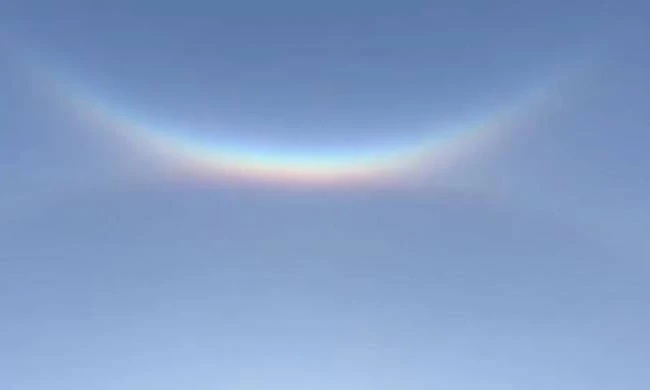 Ανάποδο ουράνιο τόξο: Μοναδικό φαινόμενο στον ουρανό μαγνήτισε τα βλέμματα! (βίντεο)